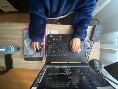 „Am fost doar un nume pe ecran, care a trecut neobservat.” Facultatea online: intră toată lumea, scapă cine nu mai poate