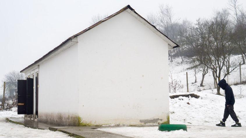 Grupul sanitar al școlii din satul Nireș, judeţul Cluj. Foto: Raul Ștef