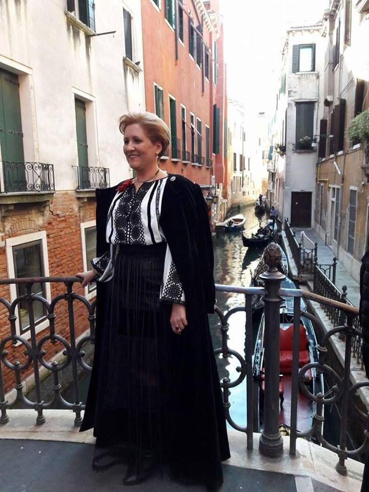 Liliana Țuroiu, într-o creație proprie. Foto: Facebook