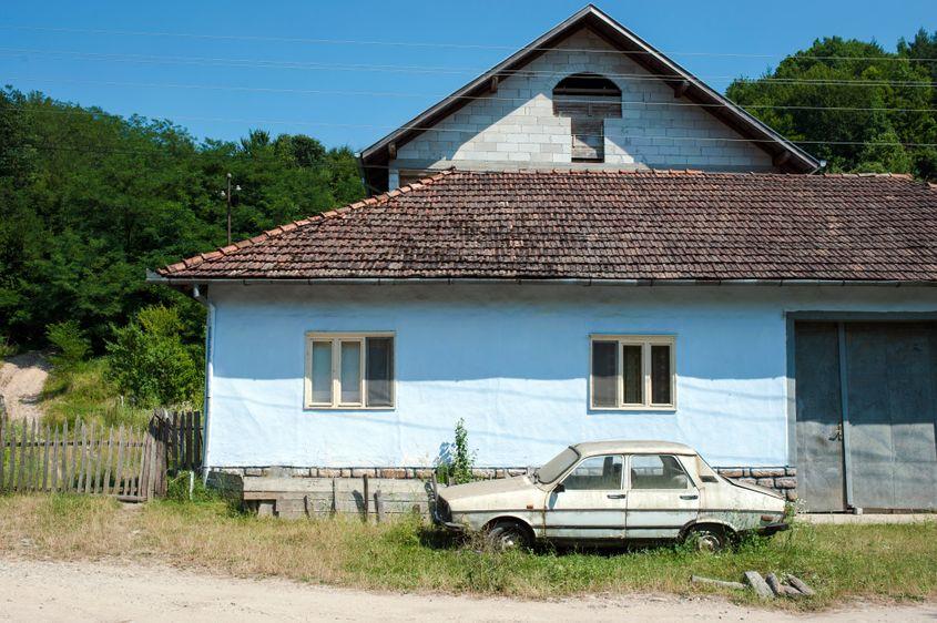 Dacia albă așteaptă o revizie tehnică.