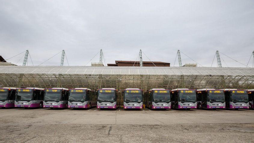 În această săptămână, Primăria Cluj-Napoca a dat în folosință un nou lot de 30 de autobuze noi tip Mercedes-Benz Conecto. Un alt lot de 30 de asemenea autobuze va intra în folosință în decembrie. Prețul unui autobuz este de 1.046.994 lei + TVA. Sursa foto: Facebook