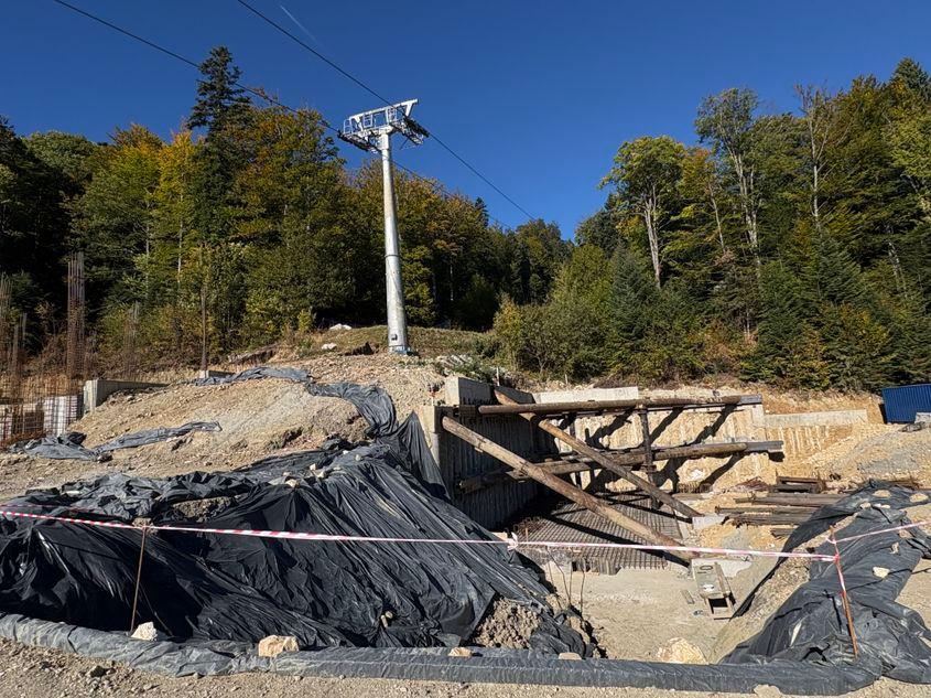 Poză de pe șantierul Internațional SA, aflat la 7 metri de Pilonul 2 al telegondolei Sinaia, după oprirea lucrărilor. Foto:PressOne