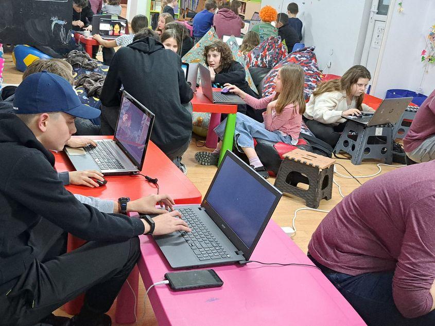 Laboratoarele Triplu Start ajută copiii să se familiarizeze cu tehnologia