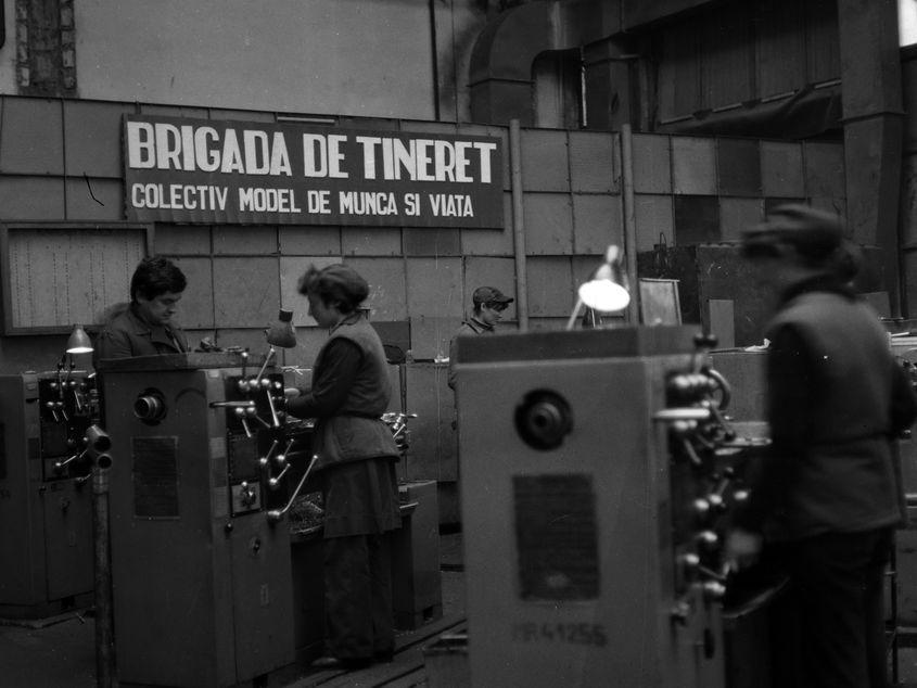 Imagine tipică dintr-o întreprindere comunistă. Foto: Arhiva Minerva