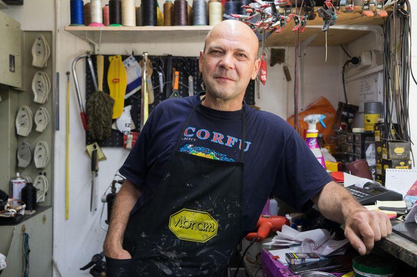 Dl. Daniel este un cizmar remarcabil. Lucrează de 30 de ani în domeniu și a trecut prin firme de prestigiu din țară și străinătate. Face parte din ultimele generații care au învățat să facă încălțăminte manual și complet: cu ramă cusută, cu talpă cusută, montată manual. Asa cum bine spune, "un flec trebuie să pui fie că ești prim ministru, fie că ești cetățeanul turmentat". Atelierul de pe Corneliu Coposu, nr. 4 l-a deschis în 2013, atunci când s-a întors din Atena, oras unde a practicat meseria de cizmar. Atunci cand viziteaza o alta tara, domnului Daniel ii face placere sa gaseasca si sa intre in cizmariile din acel loc. Pentru viitor are planuri importante legate de perpetuarea meșteșugului cizmăriei.