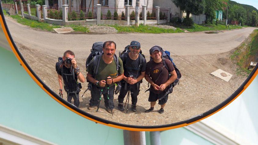 Cei patru prieteni care au cartat o parte din traseul viitoarei Via Transilvanica.