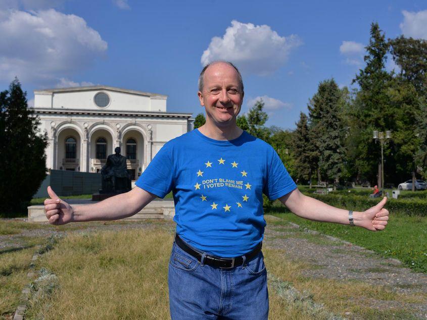 Britanicul Mark Percival, în fața locului său favorit din București – Opera Română. Foto: Lucian Muntean
