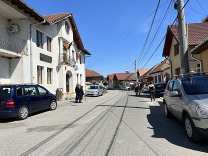 Reportaj din Ucea, comuna din Brașov care a organizat un referendum împotriva unei stații de biogaz. „Cea mai mare îngrijorare este mirosul”