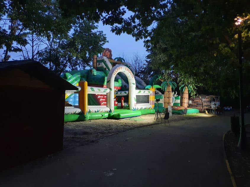 Metodic, până la instalarea unor mașinării și utilaje de calibru, în zona retrocedată au apărut atracții gonflabile, care au un regim de autorizare mai relaxat. Pentru montarea lor, chiriașii recunosc că au „toaletat” copaci.