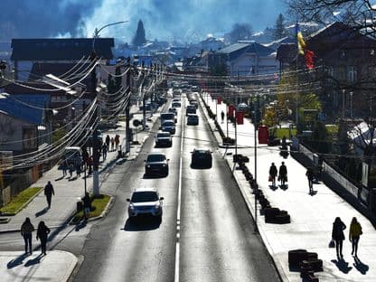 Acasă de sărbători, pe drumurile din România: cioturi noi de autostradă cu sânge pe parapeți, gropi și șoferi care se cred la curse