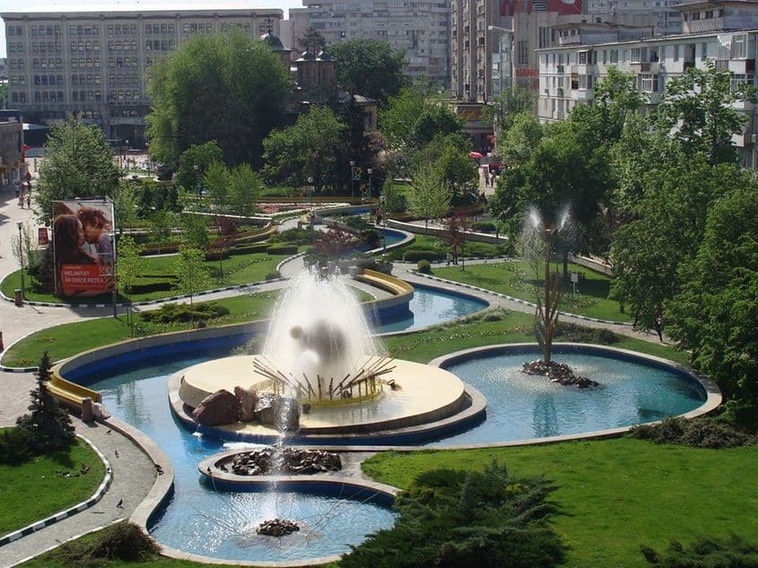 Vedere de pe acoperișul magazinului Trivale, cu parcul din centru orașului Pitești.