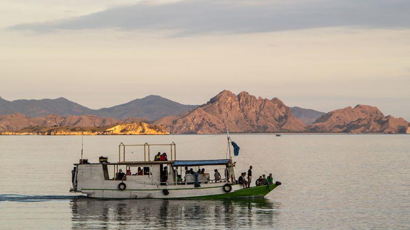 Una dintre ambarcațiunile care ajunge în insula Komodo