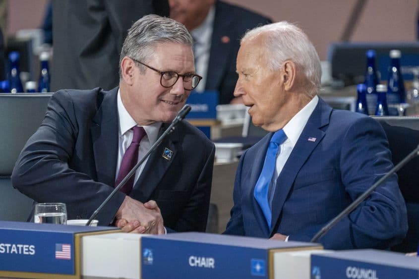 Președintele american Joe Biden (dreapta) și prim-ministrul britanic Keir Starmer (stânga) participă la reuniunea Consiliului Nord-Atlantic cu partenerii din Indo-Pacific în timpul Summitului Organizației Tratatului Atlanticului de Nord (NATO) la Walter E. Washington Convention Center în Washington, DC, SUA, 11 iulie 2024. EPA/SHAWN THEW
