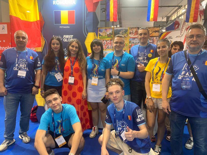 Elena Ovreiu alături de echipa României în cadrul competiției de robotică FIRST Global Challenge 2024. FOTO: Arhivă personală