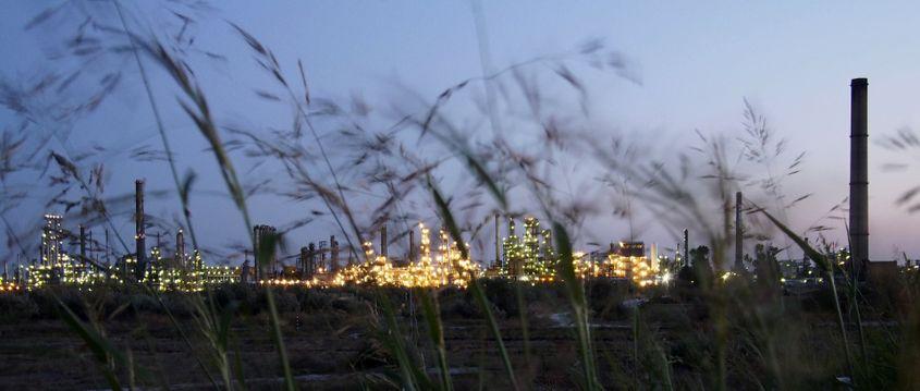 Rafinăria, ca un pom de Crăciun, se poate contempla cel mai bine de pe podul ce leagă Corbu de Năvodari.