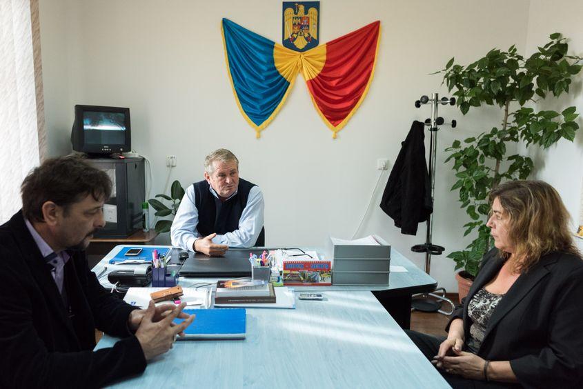 Primarul Vasile Morar, încadrat de consilierii Petru Tâmpla și Liliana Stîngaciu. Foto: Raul Ștef
