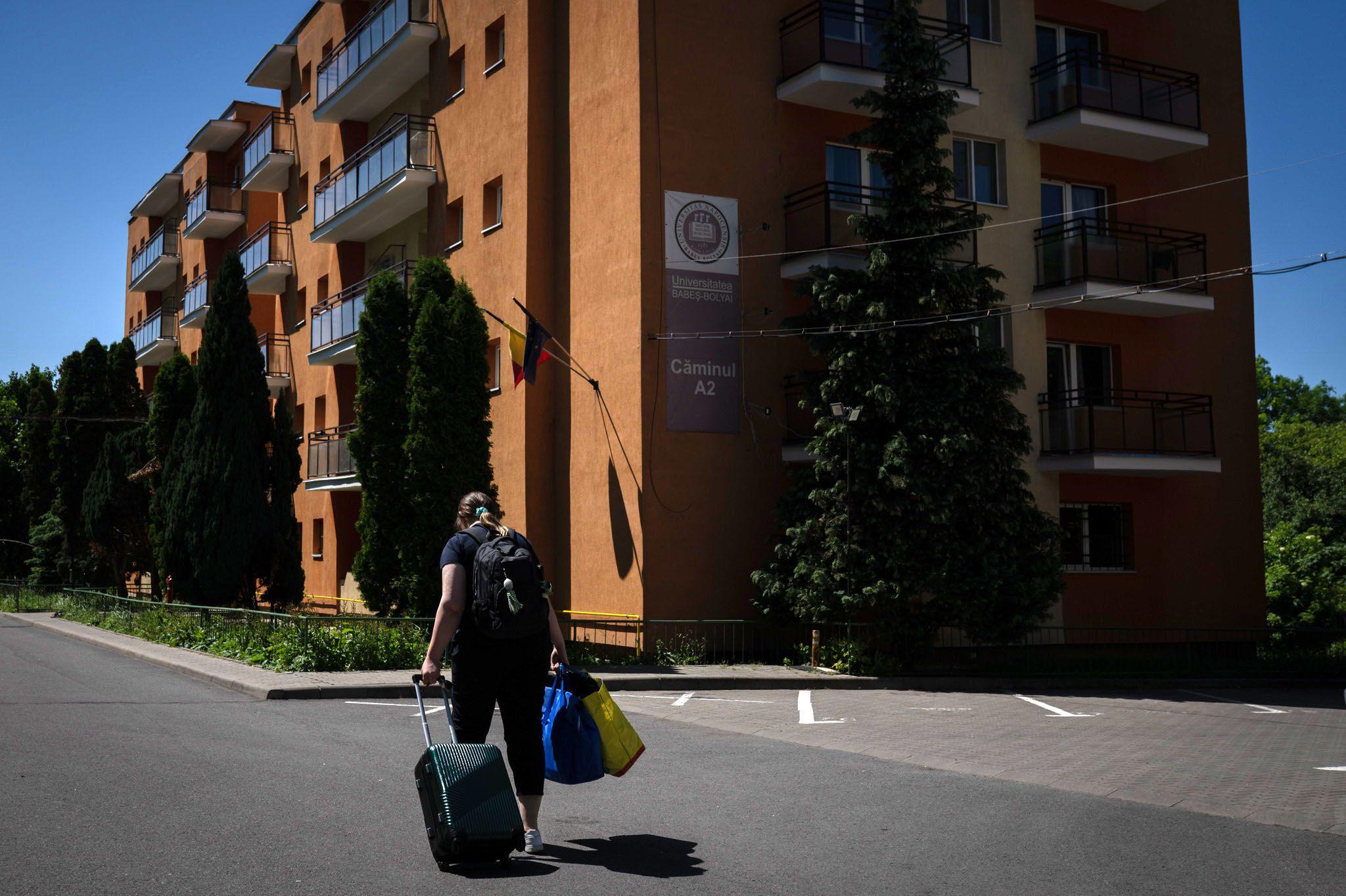 O studentă în zona căminelor studențești din Hașdeu, din Cluj-Napoca, pe 10 mai, 2024.