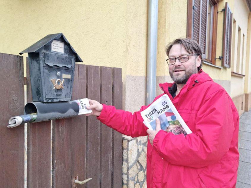 Kátai István, emigrat din România în Ungaria la începutul anilor 2000, în cadrul unei acțiuni electorale a partidului TISZA pe care îl susține. Foto: arhiva Facebook.