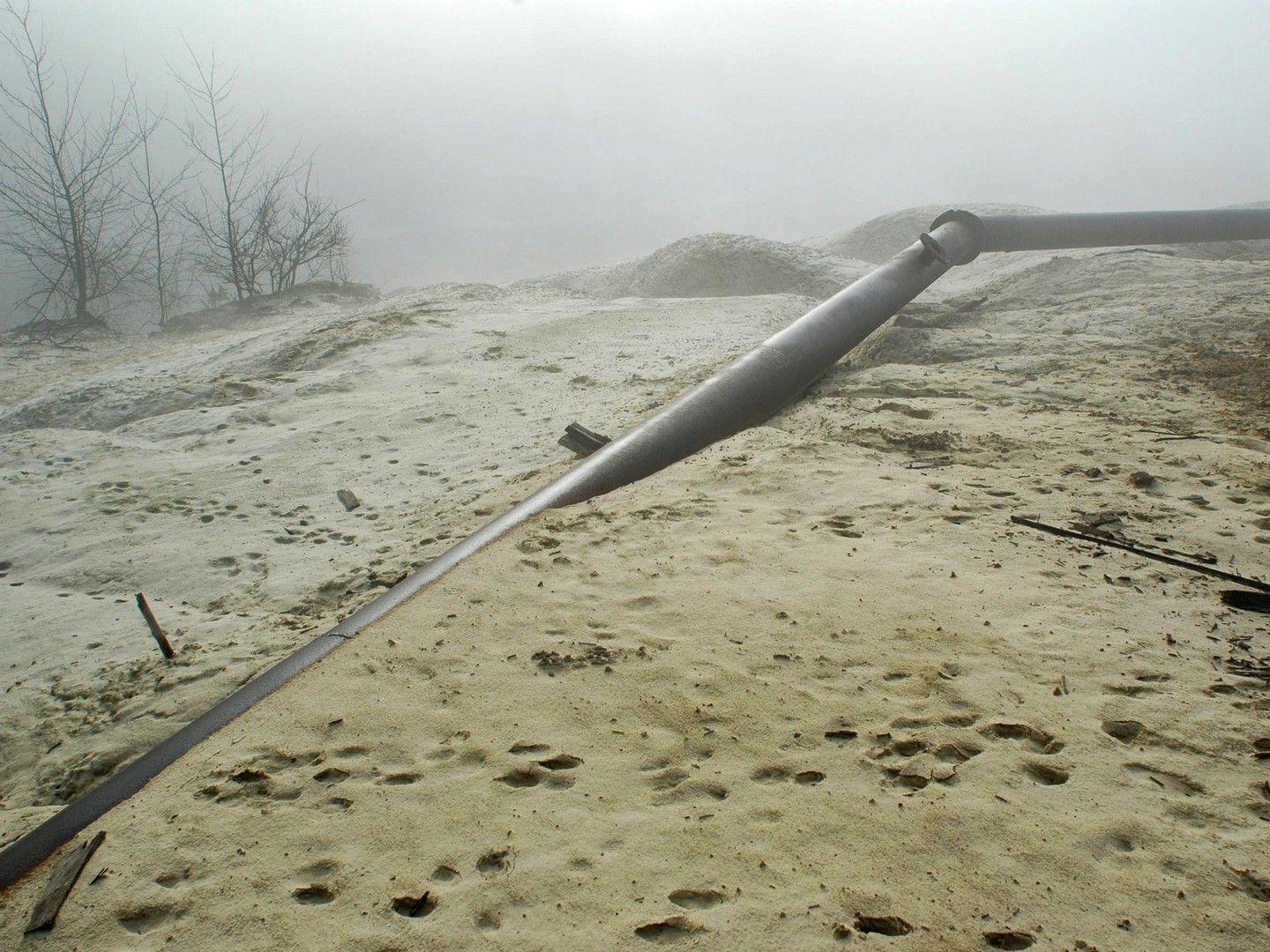 Deal de steril și peisaj deșertic cu conductă inclusă