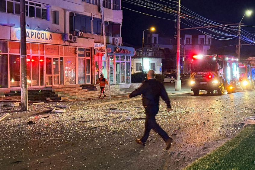 Pompieri si forte de ordine intervin dupa ce un bloc de locuinte din Galati a fost lovit de o drona, 29 mai 2026. Inquam Photos