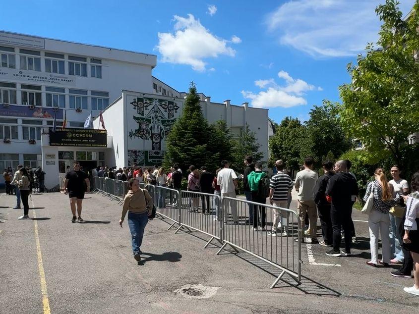 Studenții care locuiesc în București stau la coadă în Complex Regie pentru a putea vota pe listele suplimentare Foto: Laura Popa
