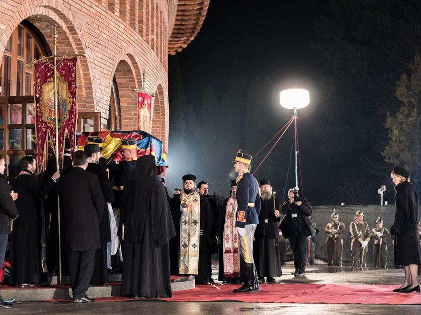 16 decembrie 2017: Principesa Margareta aşteaptă ca sicriul cu trupul regelui Mihai să fie introdus în noua Catedrală Arhiepiscopală din Curtea de Argeş. Foto: Raul Ștef