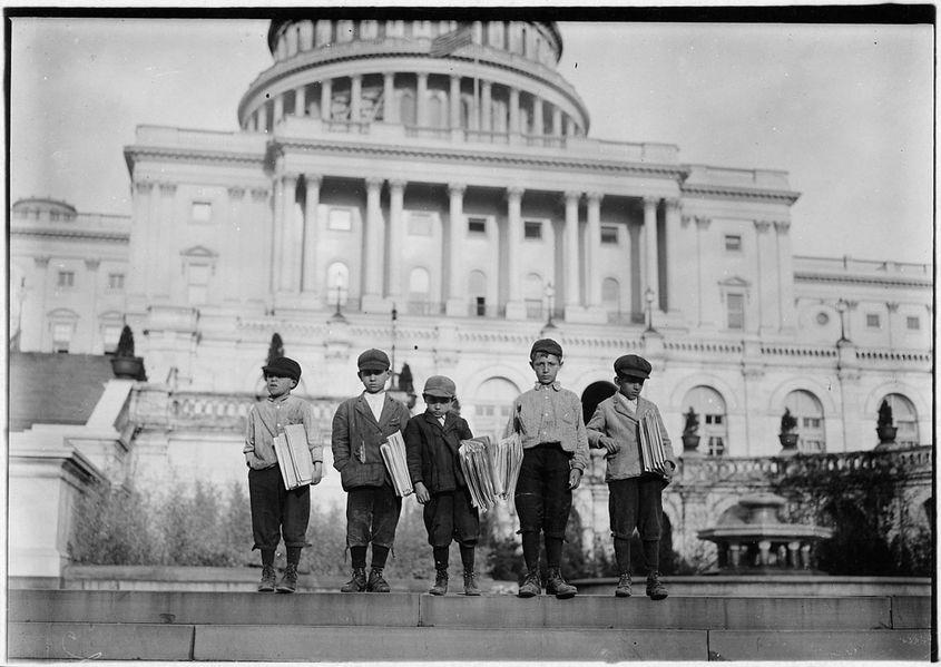 Tony (8 ani), Dan (9 ani), Joseph (10 ani) și John (11 ani) vând ziare pe treptele Congresului SUA. Sursa foto: www.wikimedia.org