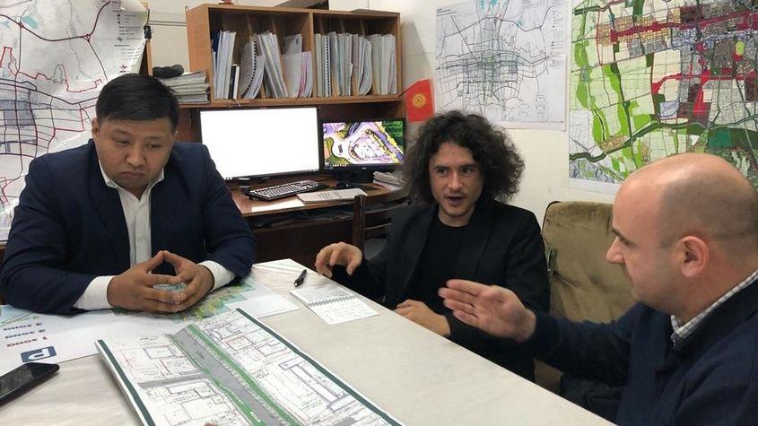 Tudor Măcicășan (în mijloc) într-o întâlnire de lucru din Kîrghistan.