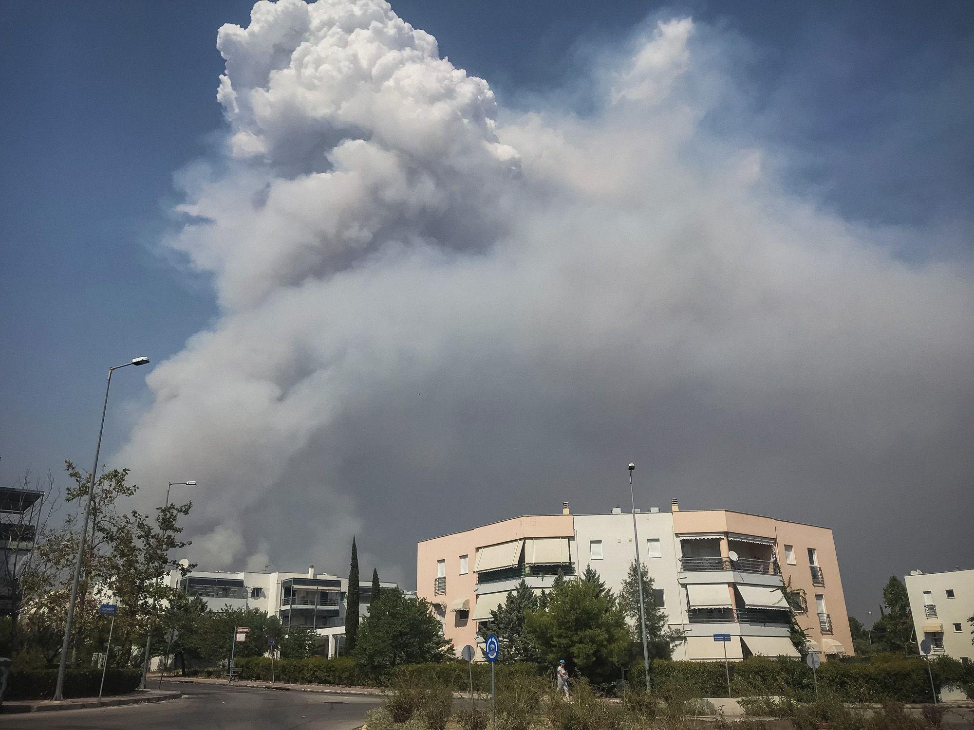 Satul Olimpic din Atena, sub norul de fum din pădurea Varybombi