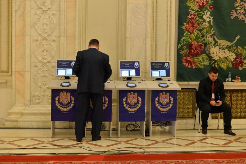 Parlamentar înregistrându-și prezența la ședința de plen. Foto: Lucian Muntean