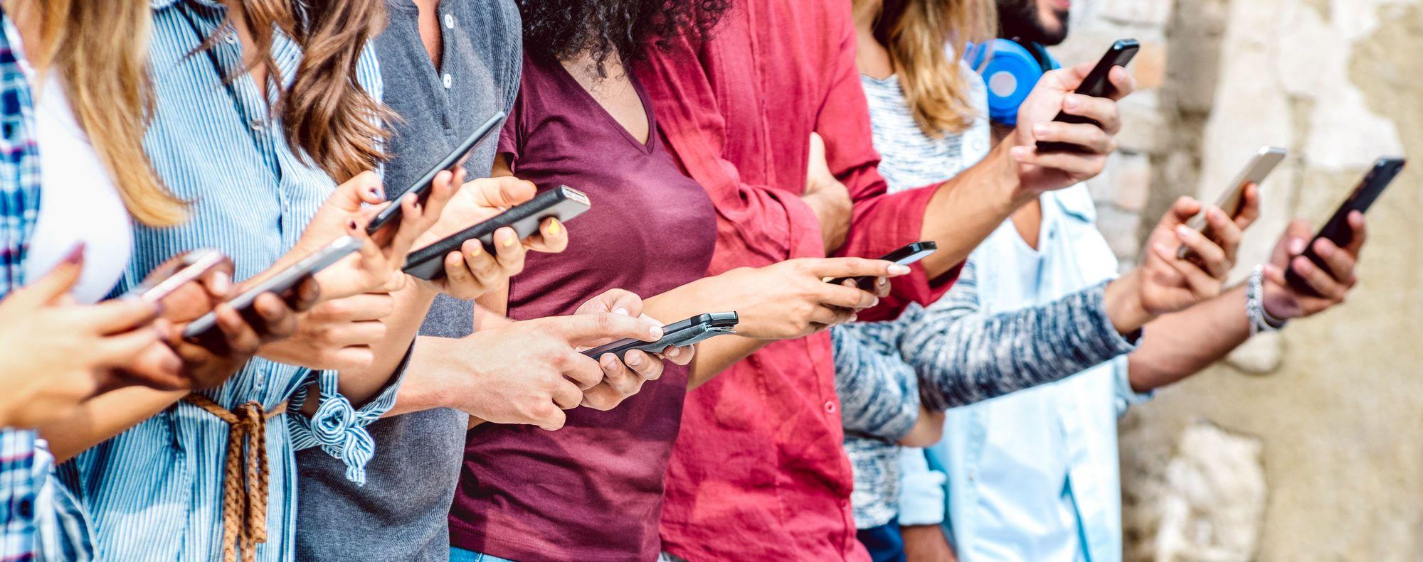 Suntem deja absorbiți de telefoanele mobile. Boții conversaționali vor comunica cu noi și prin alte interfețe - audio, la început, dar apoi și vizual, prin ochelari digitali. Foto: Mirko Vitali | <a target="_blank" href="https://www.dreamstime.com" target="_blank" rel="noreferrer noopener">Dreamstime.com</a>