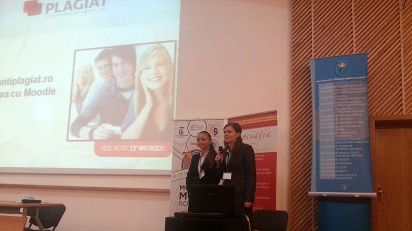 Cele două angajate ale firmei românești care distribuie softul anti-plagiat, la o conferință din 2013. Foto: sistemantiplagiat.ro (c)
