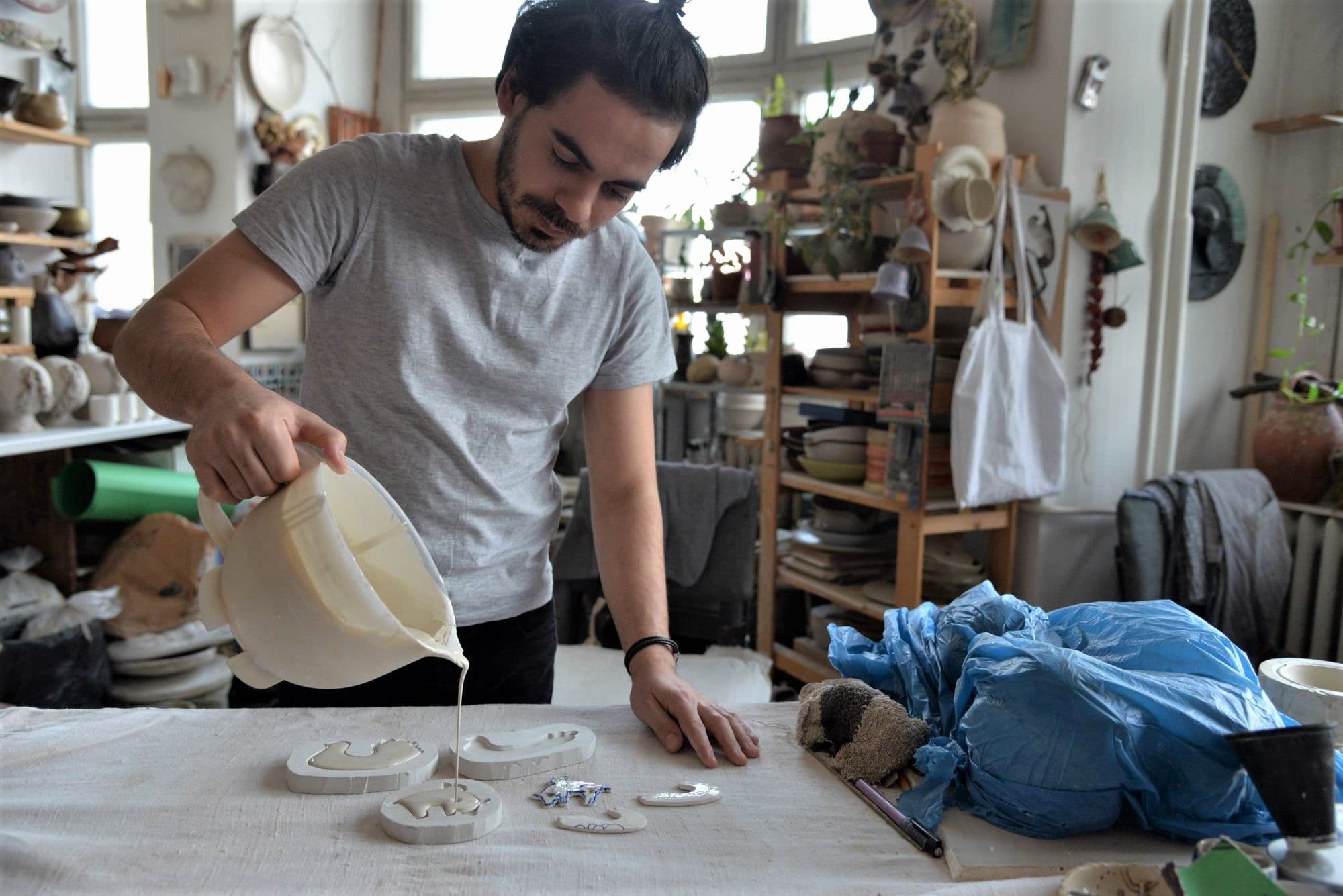 Mărțișoare din porțelan create de artistul ceramist Marius Stanciu. Foto Lucian Muntean