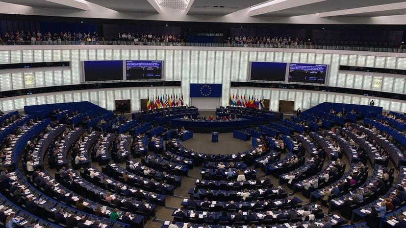 Eurodeputații români ajunși în legislativul european pe listele PSD consideră că e vorba doar de un act democratic, în timp ce cei din partea USR sau UDMR, partide care, la nivel național, au declarat că nu vor vota moțiunea de cenzură împotriva premierului actual, susțin că social-democrații au aruncat România într-o criză politică într-un moment cum nu se poate mai prost.
Foto: PressOne