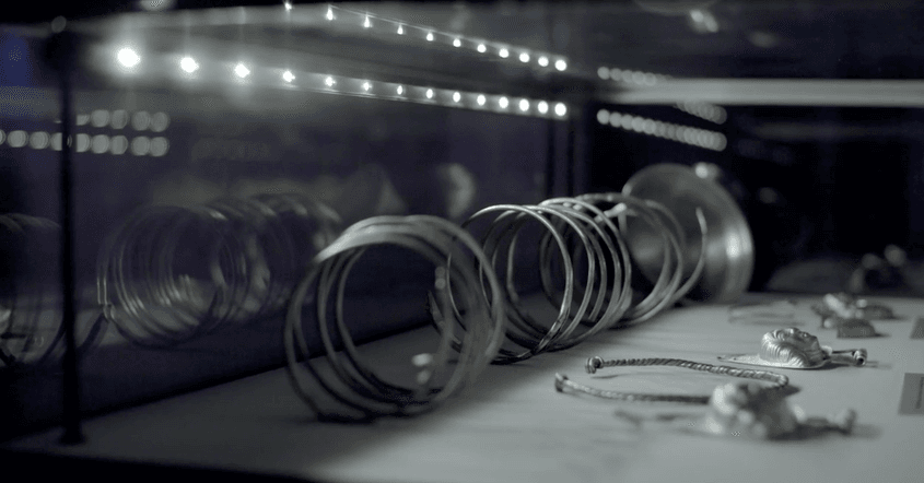 Brățări dacice din argint, expuse la Muzeul Național de Istorie a României. Foto: Captură din documentar