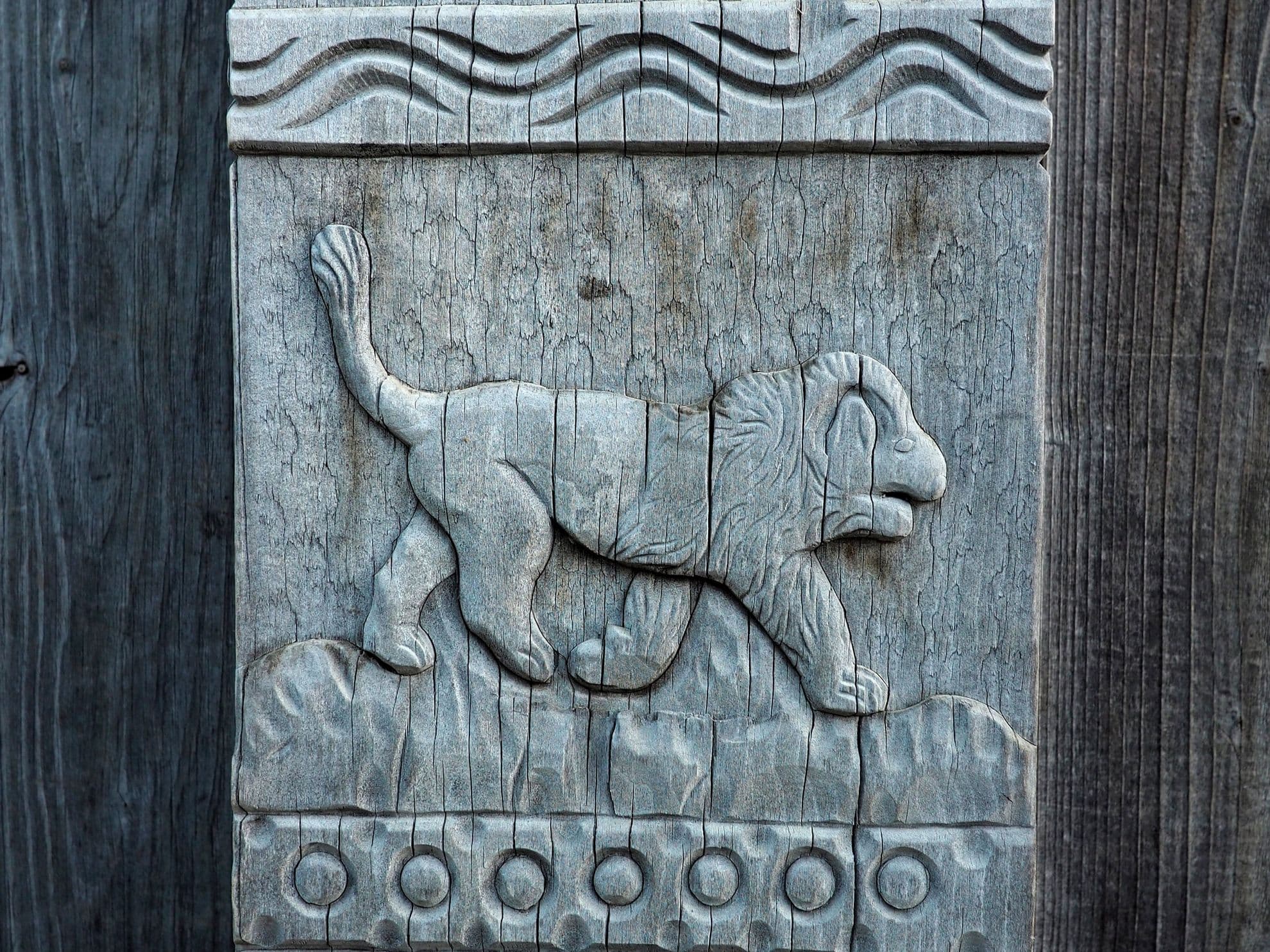 Leu de Bucovina, detaliu încrustat pe o poartă