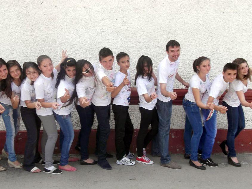Profesorul Cătălin Zaman, în mijlocul elevilor săi
Foto: arhiva personală