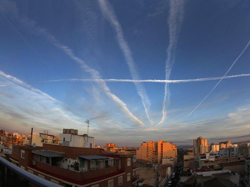 "Chemtrails", dârele albe de la avioane, nu sunt nici toxice, nici periculoase. Foto © blurf | Dreamstime.com