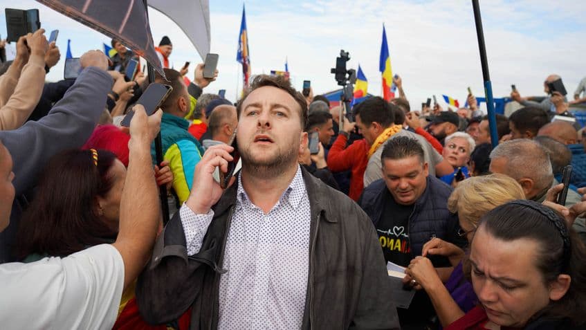 Alin Dat, un candidat plimbat de PMP prin politică, a ajuns șoferul lui Călin Georgescu. Foto: Raul Ștef