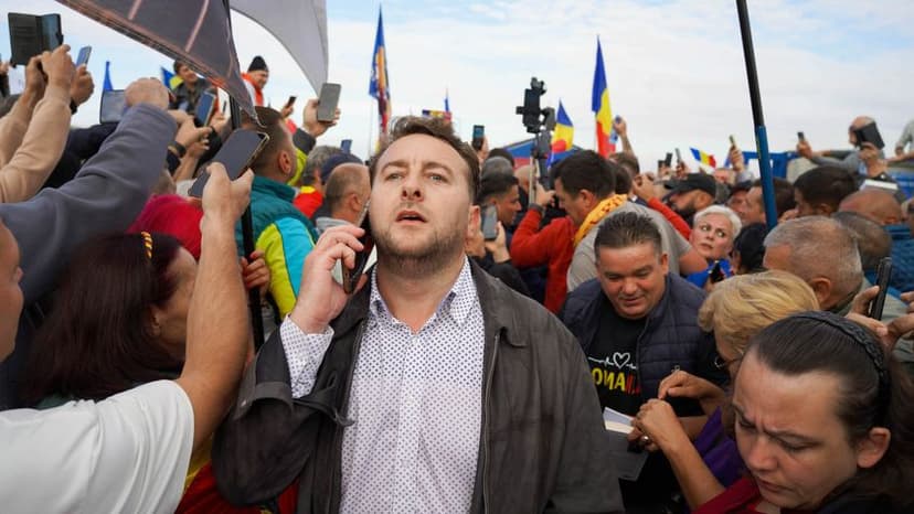 Alin Dat, un candidat plimbat de PMP prin politică, a ajuns șoferul lui Călin Georgescu. Foto: Raul Ștef