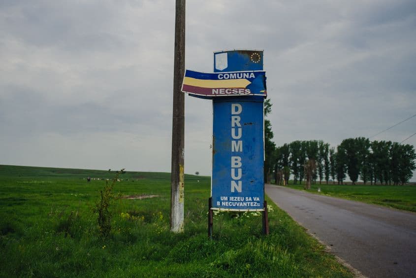 Urare de rămas bun din Necșești: „um iezeu sa va b necuvantez”. Foto: Ioana Epure.