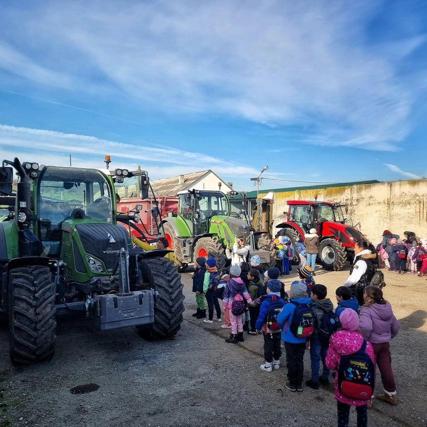 Tractoarele fermei, cu joystickuri, touchscreen și extrem de confortabile, sunt una din atracțiile principale