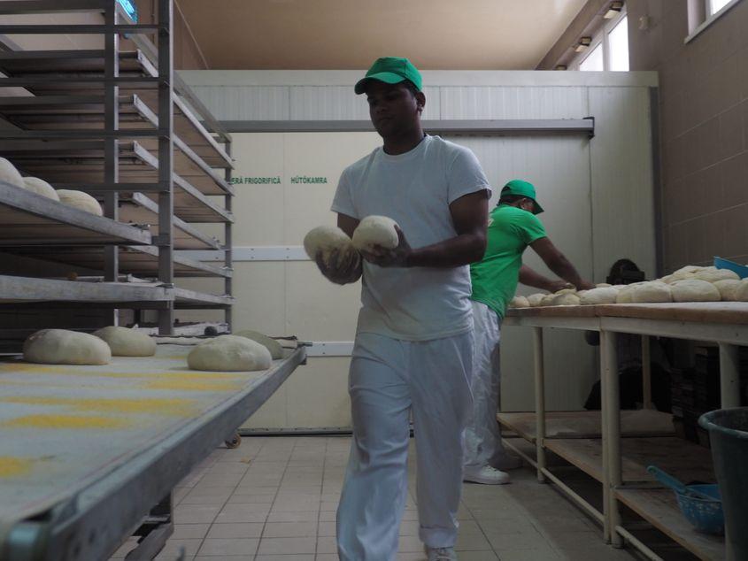 Cei doi muncitori din Sri Lanka, angajați la brutăria din Ditrău. Foto: Codruța Simina (2020)