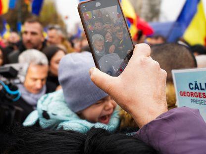 Pelerinaj suveranist de Ziua Națională. Susținătorii lui Călin Georgescu și AUR au ocupat Catedrala din Alba Iulia: „Nu vedeți că oamenii îl protejează?”