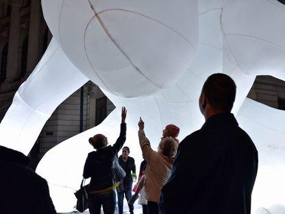 Lumina ocupă Bucureștii