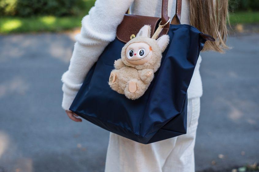 Labubu a devenit virală în social media în special ca „bag charm”, accesoriu de pus la geantă FOTO: © Jaanall | Dreamstime.com