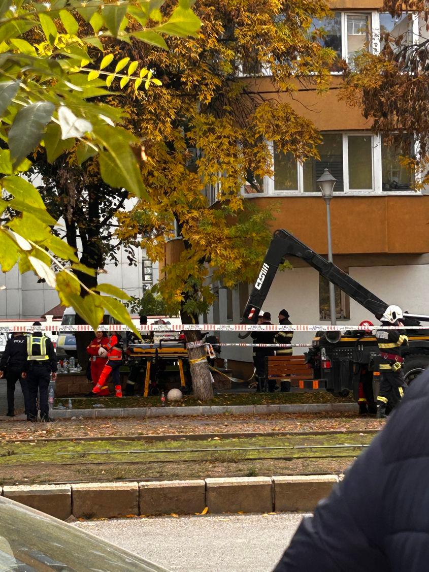 Zona în care au explodat două etaje din 8, la blocul din cartierul Rahova, București, 17 octombrie. Foto: PressOne