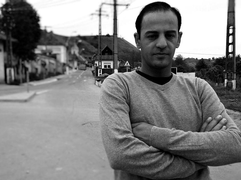 Izidor Ruckel lucrează la organizația Love Light Romania, care le oferă sprijin tinerilor infectați cu HIV. Fotografia a fost făcută la Ighișu Nou, județul Sibiu. Foto: Arhiva personală