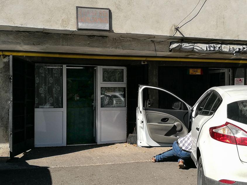 Garaje, cartierul Mărăști: atelier de reparat încălțăminte, atelier auto.