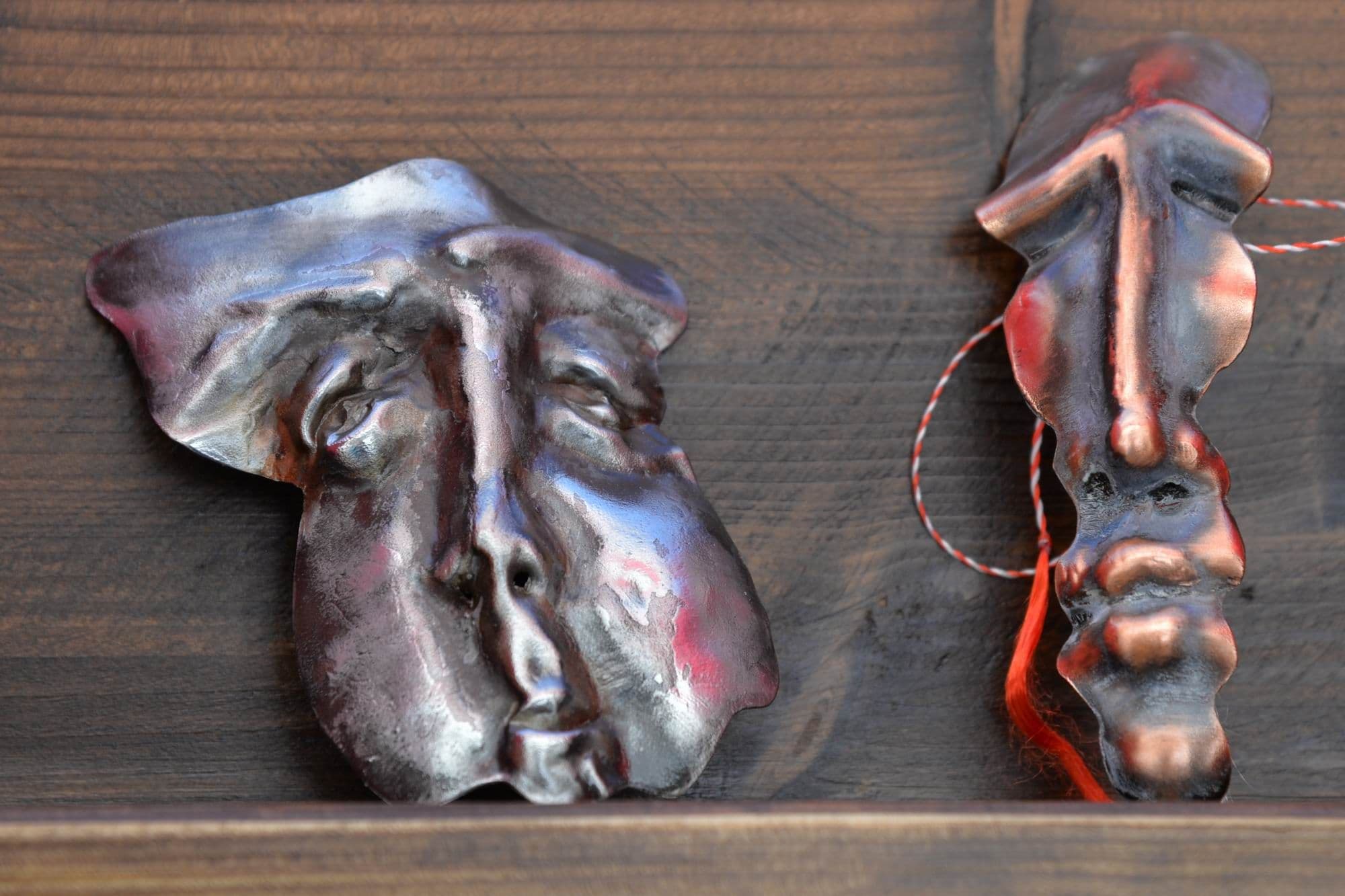 Mărțișoare sculptate în metal de Raul Georgescu expuse la Târgul Mărțișorului la Muzeul Țăranului Român. Foto Lucian Muntean